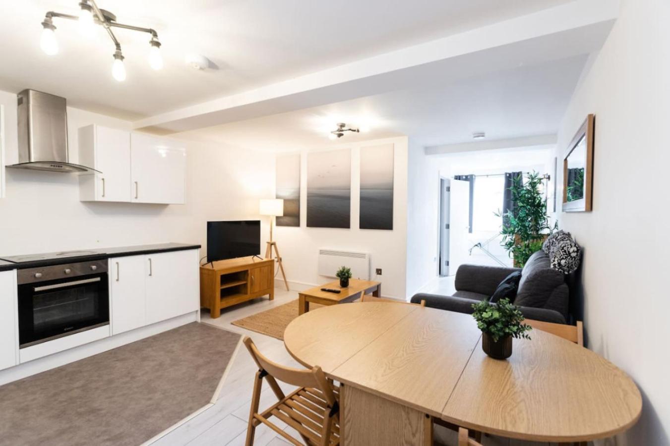 Commercial Road Location Wyvern Theatre Апартаменты Суиндон